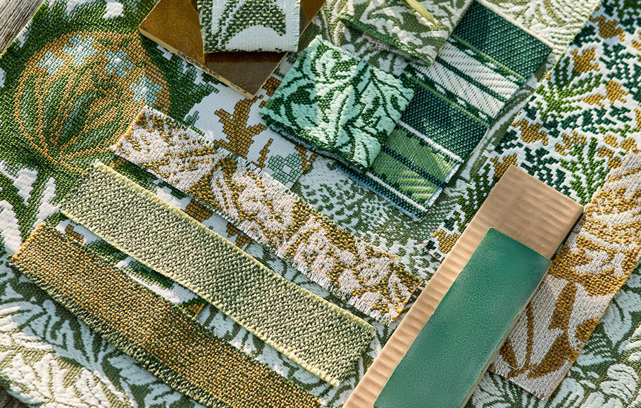 en collage med tekstilprøver fra Morris & Co. sin nye indoor outdoor weaves kolleksjon. Her vises utvalgte prøver på teksilene i kolleksjonen i fargene, grønt, gult og hvitt. Teksilene i denne kolleksjonen kan brukes både ute og inne.